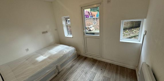 Room in a Shared House, Lyon Park Avenue, HA0 - Photo 2