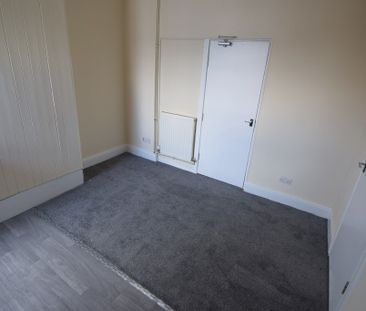 To Let 3 Bed Flat - Photo 4