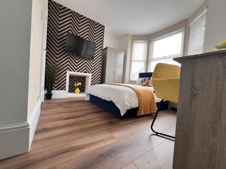 BEDROOM 1- MEDIUM DOUBLE ENSUITE - Photo 2