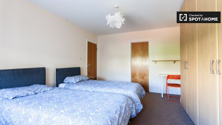 Room for rent in 5-bedroom apartment in Ballymun, Dublin - Photo 5