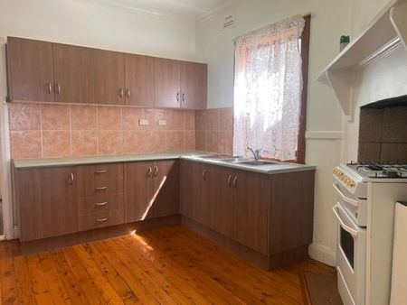 2 Bedrooms House in Port Kembla - Photo 4