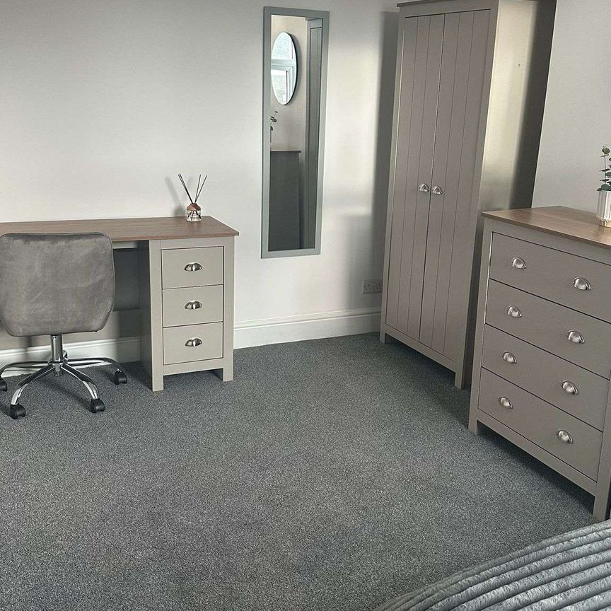 Newly renovated 4 large bedroom house share - Photo 1