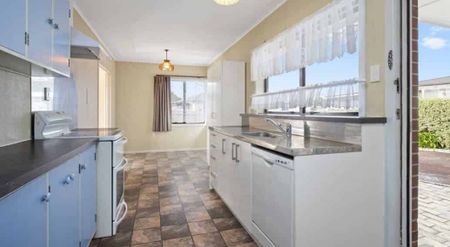 LARGE FAMILY HOUSE WALK TO SANDSPIT SCHOOL - Photo 3