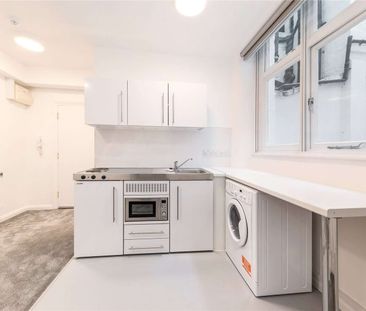 A studio room with its own kitchenette and shower room in South Ken... - Photo 1