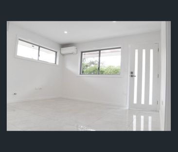 A luxurious granny flat with street access - Photo 2