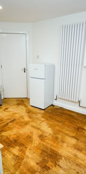 Studio Flat, Edwin Street, E16 - Photo 1