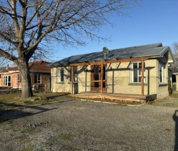 CHARMING THREE BEDROOM HOME - Photo 4
