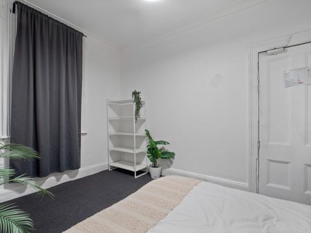 Redfern - Photo 2
