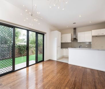 Spacious & Stylish Family Townhouse in Prime Ringwood Location - Photo 6