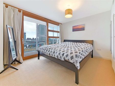 One bedroom flat located in this popular riverside development, Falcon Wharf. - Photo 2