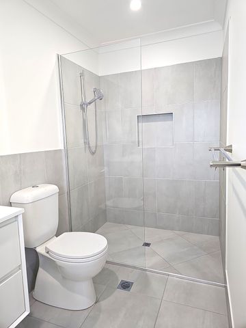 GREAT LOCATION-NEAR NEW FULLY DUCTED 3 BED 2 BATH TOWNHOUSE - Photo 3