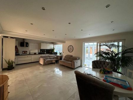 5 bedroom detached house to rent - Photo 2