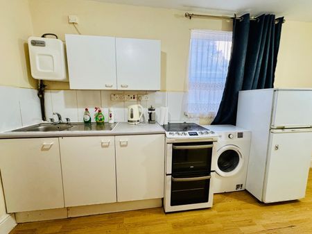 Studio Flat, Hoe Street, E17 - Photo 2