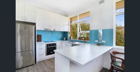 Bright Top Floor Apartment with Expansive Views - Photo 2