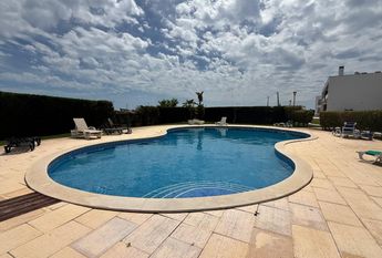 Apartamento T2 bem localizado em condomínio com piscina e garagem privada.