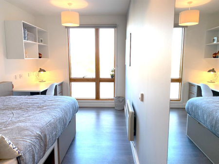 1 bedroom in a flat share to rent - Photo 4