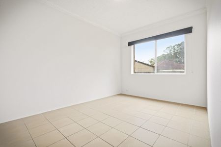 Charming 2-Bedroom Unit in Convenient Minto Location - Photo 2