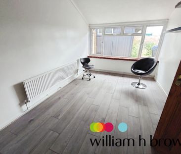 Bishopsfield, Harlow - Photo 2