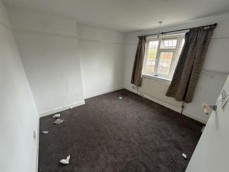 4 bedroom semi-detached house to rent - Photo 4