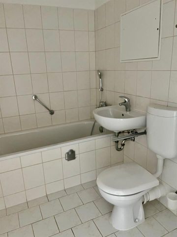 Helle 1-Raum-Wohnung mit Balkon und Badewanne im 4. OG – 41 m² - Photo 3