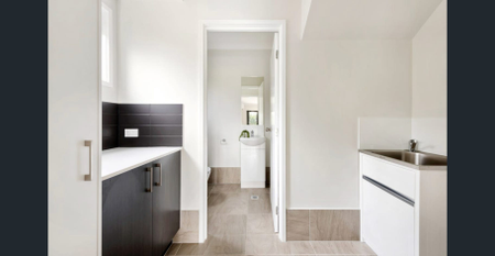 Spacious 3-Bed Standalone Townhouse with Double Garage - Photo 4