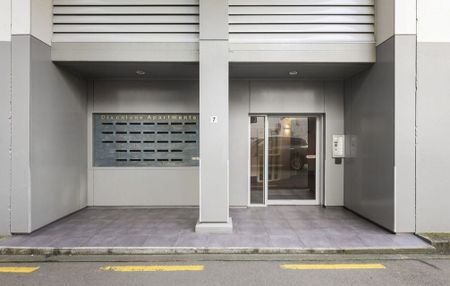 Chic Te Aro Apt w/ Balcony & Lift - Photo 3