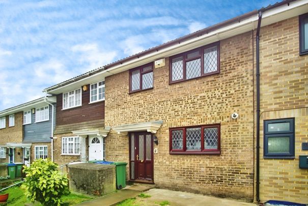 Terraced House to rent - Myrtle Close, Greater London, DA8 - Photo 1