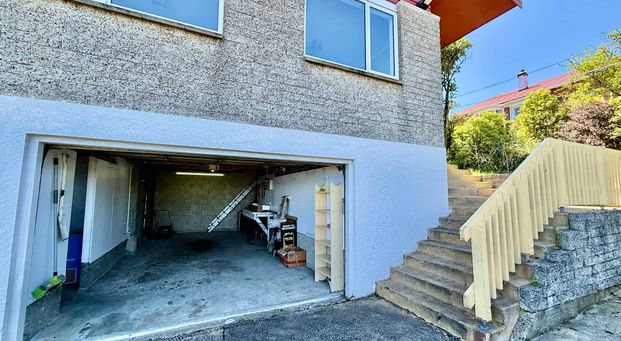 Sunny garden home with ocean views - Photo 1