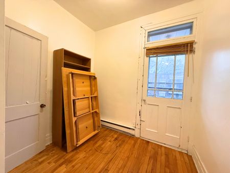 Charmant 4 ½ semi-meublé comprenant 1 chambre et un bureau, en plein centre de Verdun. - Photo 4