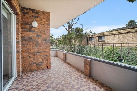 Newly Renovated Two-Bedroom Apartment in Prime Coastal Location - Photo 4