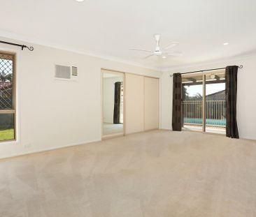 FAMILY LIVING WITH POOL AND CARAVAN SPACE - Photo 5