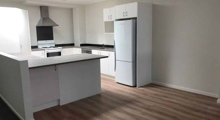 Large 4 Bedroom Apartment - Photo 2