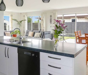 HALSWELL - THREE BEDROOMS, TWO BATHROOMS, HEAT PUMP, DOUBLE GARAGE - Photo 3