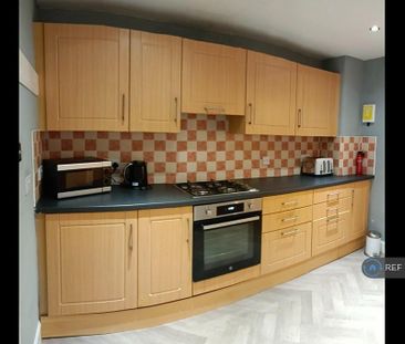 4 bedroom semi-detached house to rent - Photo 6