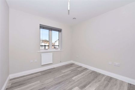 A beautifully present one bedroom first floor apartment, located off the High Street and with one allocated parking space. - Photo 2