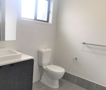 Break Lease Opportunity – Spacious 4 Bed + Study + Media Home – Act... - Photo 5