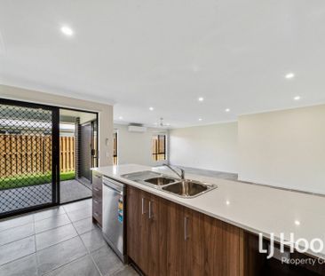 Modern Family Living in Yarrabilba - Photo 2