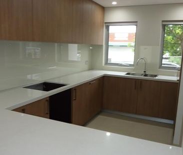 Modern 3 bedroom Townhouse in a family friendly setting - Photo 3