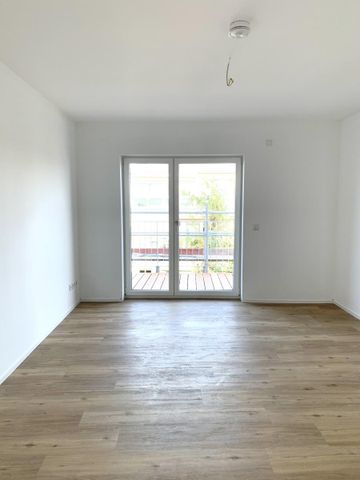 FÜ: Attraktive & helle 2-Zi-Wohnung mit großem Balkon, 2.OG, inkl. EBK, Aufzug + TG-Stellplatz - Photo 2