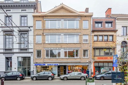 Mooi en centraal gelegen 2 slaapkamerappartement met terras en staanplaats - Photo 4