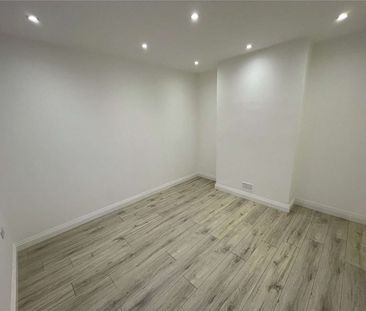 A ground floor refurbished studio apartment to rent - Photo 3
