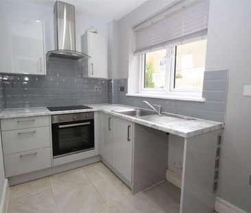 Raven Square, Alton, Hampshire, GU34 - Photo 3