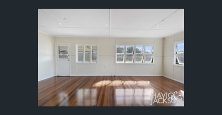 CONVENIENTLY LOCATED THREE BEDROOM HOME - Photo 2