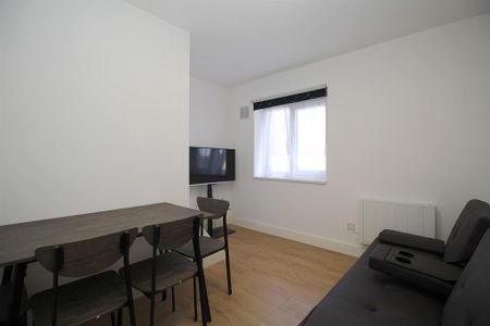 1 bedroom in a house share to rent - Photo 2