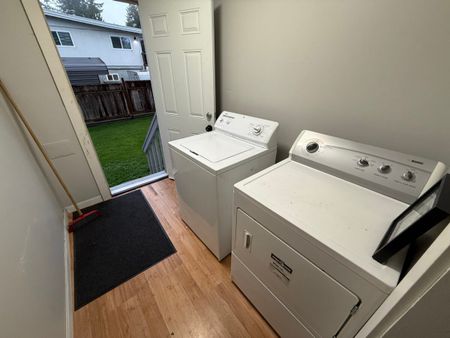 Very Spacious Ground Level Suite - Photo 3