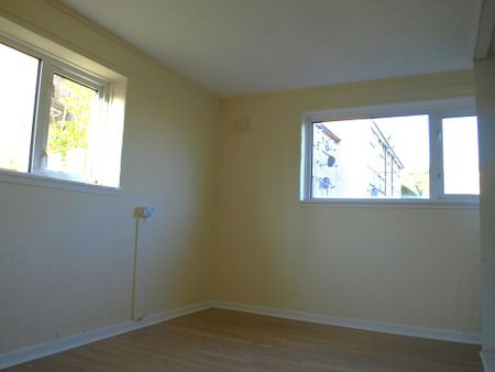 3 bedroom flat to rent - Photo 4