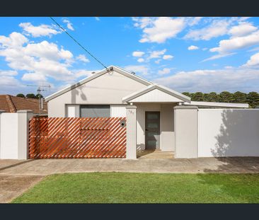 Central Renovated 2 Bedroom Home - Photo 5