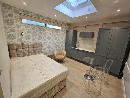 Studio Flat, Templars Avenue, NW11 - Photo 2
