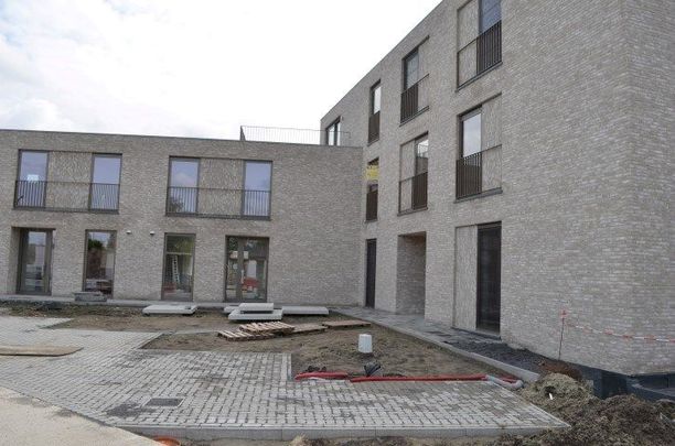 Nieuwbouw appartement met één slaapkamer, ruim terras, ondergrondse autostaanplaats en kelder. - Foto 1