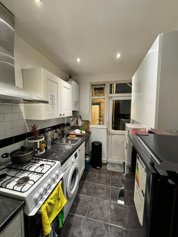 1 bedroom in a house share to rent - Photo 4